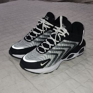 Nike Men's Black and White Athletic Shoes